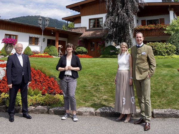 SPD-Politikerin, Saskia Esken wird von der Familie und einem Mitarbeiter im Hotel Bareiss begrüßt 