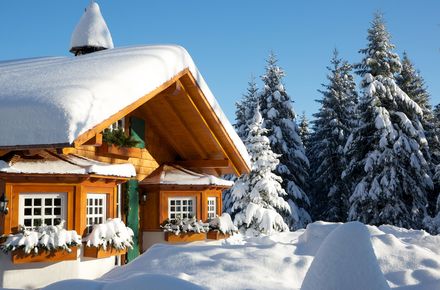 Außenansicht der Wanderhütte Sattelei des Luxushotels Schwarzwald im Winter