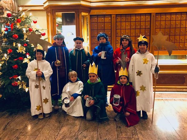 Foto einer Gruppe von Kindern, die sich für den Dreikönigstag verkleidet haben