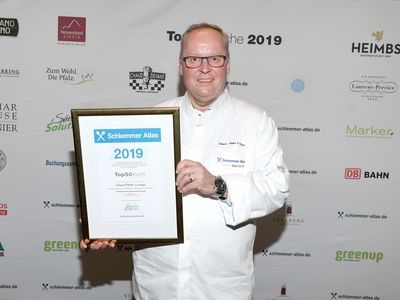 Claus-Peter Lumpp mit der Auszeichnung des Schlemmer Atlas 2019