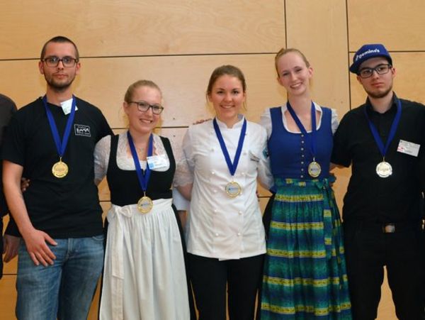 Aufnahme der Wettbewerber der Jugendmeisterschaften des Hotel- und Gaststättengewerbes mit ihren Sieger Medaillen 