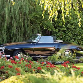 Aufnahme eines Oldtimers im Grünen