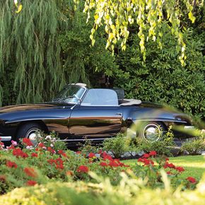 Aufnahme eines Oldtimers im Grünen