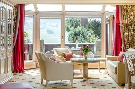 Einblick in den Wohnbereich der Penthouse Suite III im Haupthaus 