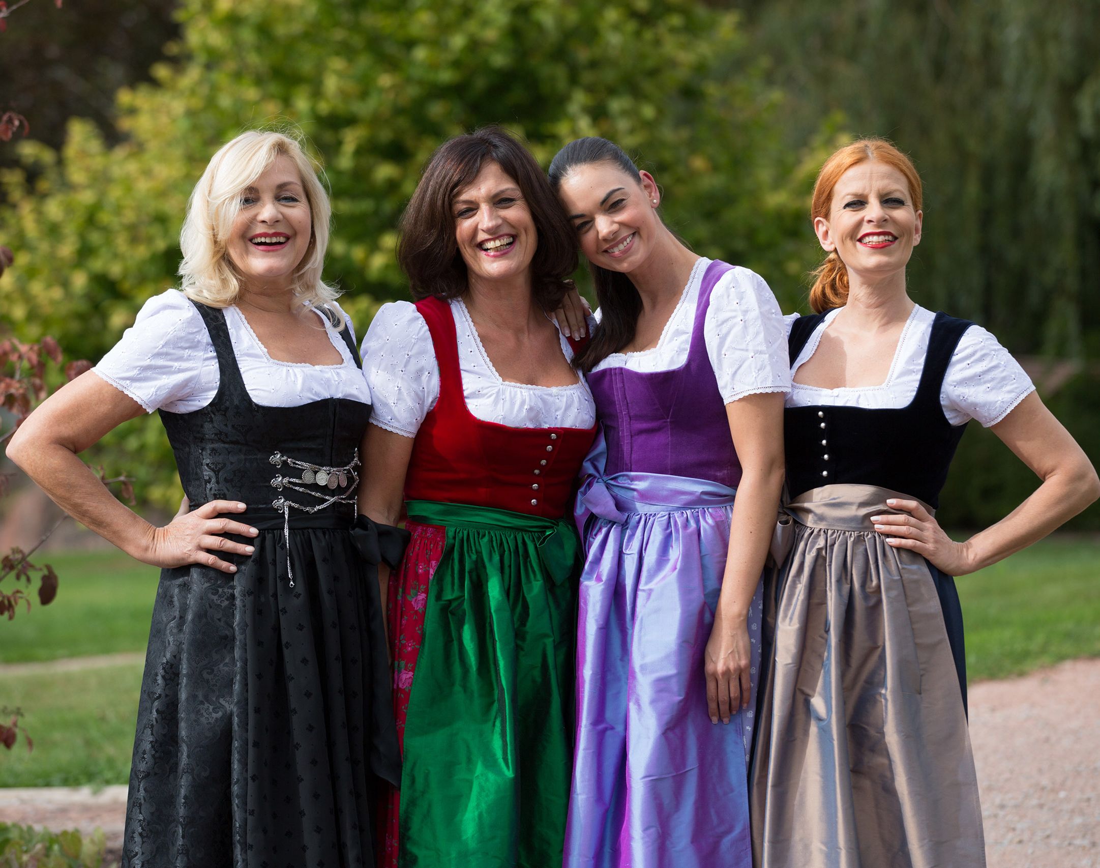 Aufnahme von vier Frauen in Tracht