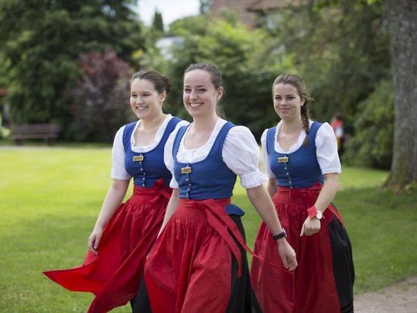 Drei Frauen in traditioneller Tracht 