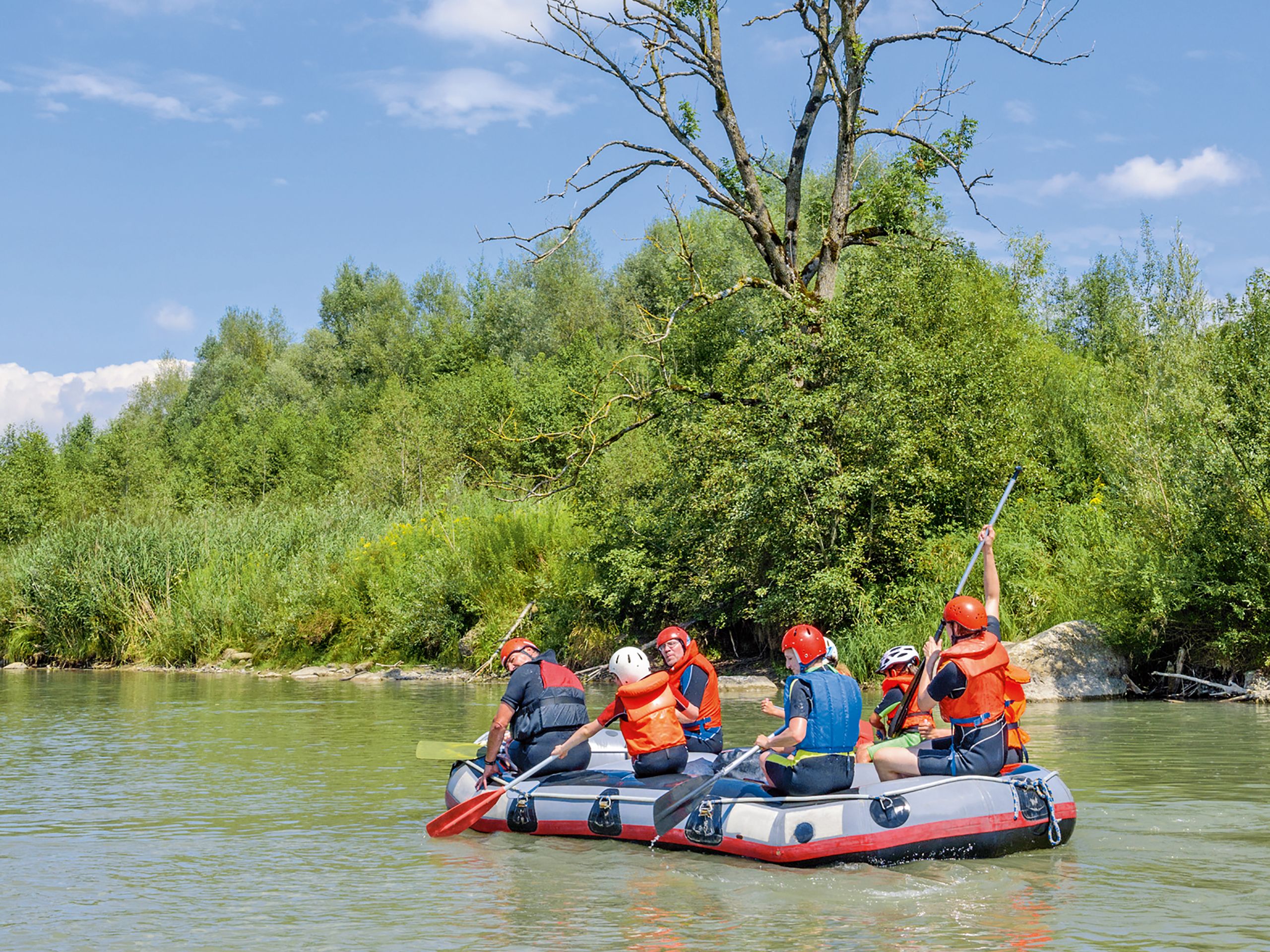 Viele Menschen in einem Schlauchboot auf dem Fluss