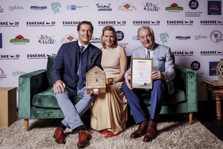 Familie Bareiss mit dem Ehrenpreis des Genuss-Awards “Kuckuck 23”  