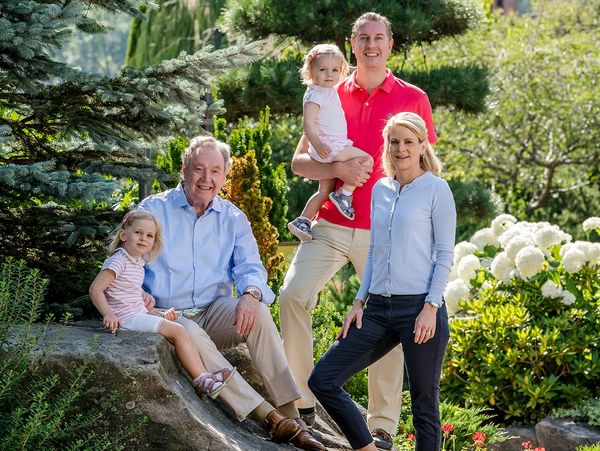 Foto der Familie Bareiss mit ihren zwei Töchtern