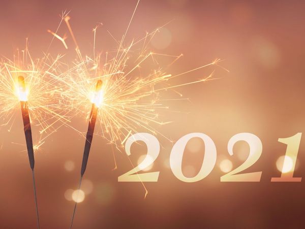 Zwei Wunderkerzen neben der Aufschrift 2021