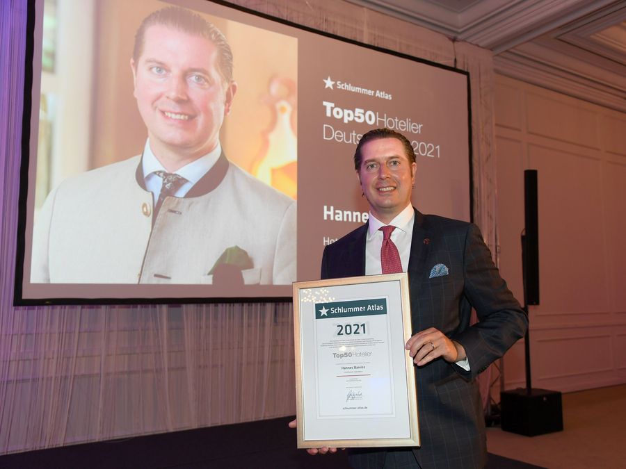 Hannes Bareiss mit einen Preis des Schlummer Atlas 2021