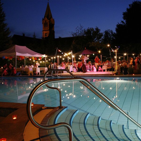 Aufnahme eines Poolfests bei Dunkelheit 