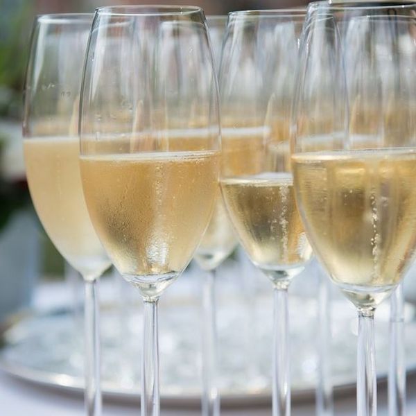 Detailaufnahme mehrerer gefüllter Champagnergläser