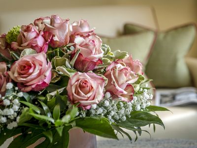 Aufnahme eines Blumenstraußes mit rosafarbenen Rosen im Hotel in Baiersbronn