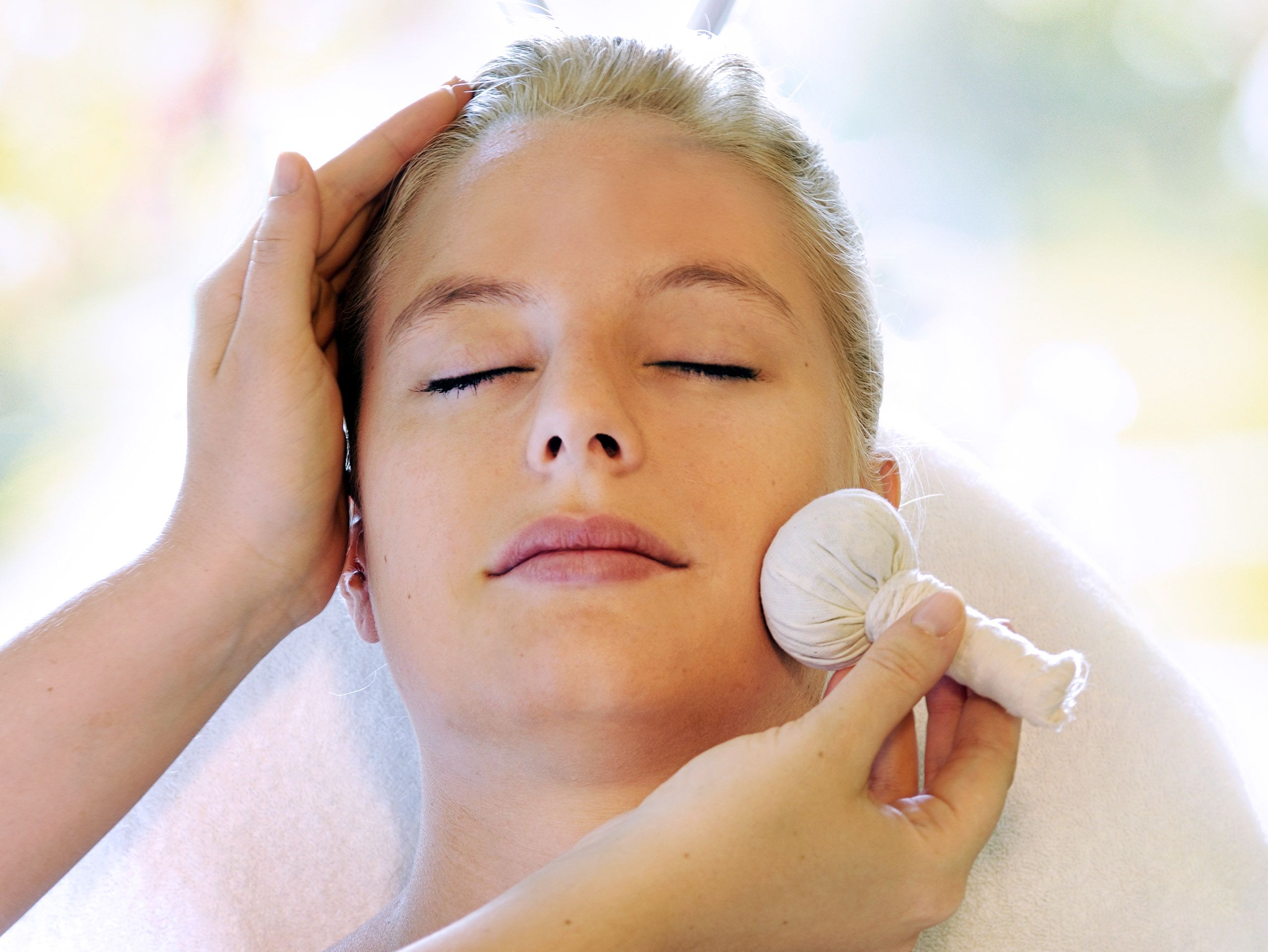 Nahaufnahme einer Frau, welche gerade eine Gesichtsbehandlung bekommt
