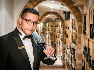 Sommelier des Jahres 2022 Teoman Mezda im Weinkeller des Hotel Bareiss