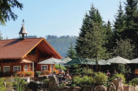 Außenansicht der Wanderhütte Sattelei des Luxushotels Schwarzwald