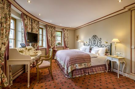 Schlafzimmer im klassischen Landhausstil im Hotel Bareiss im Schwarzwald