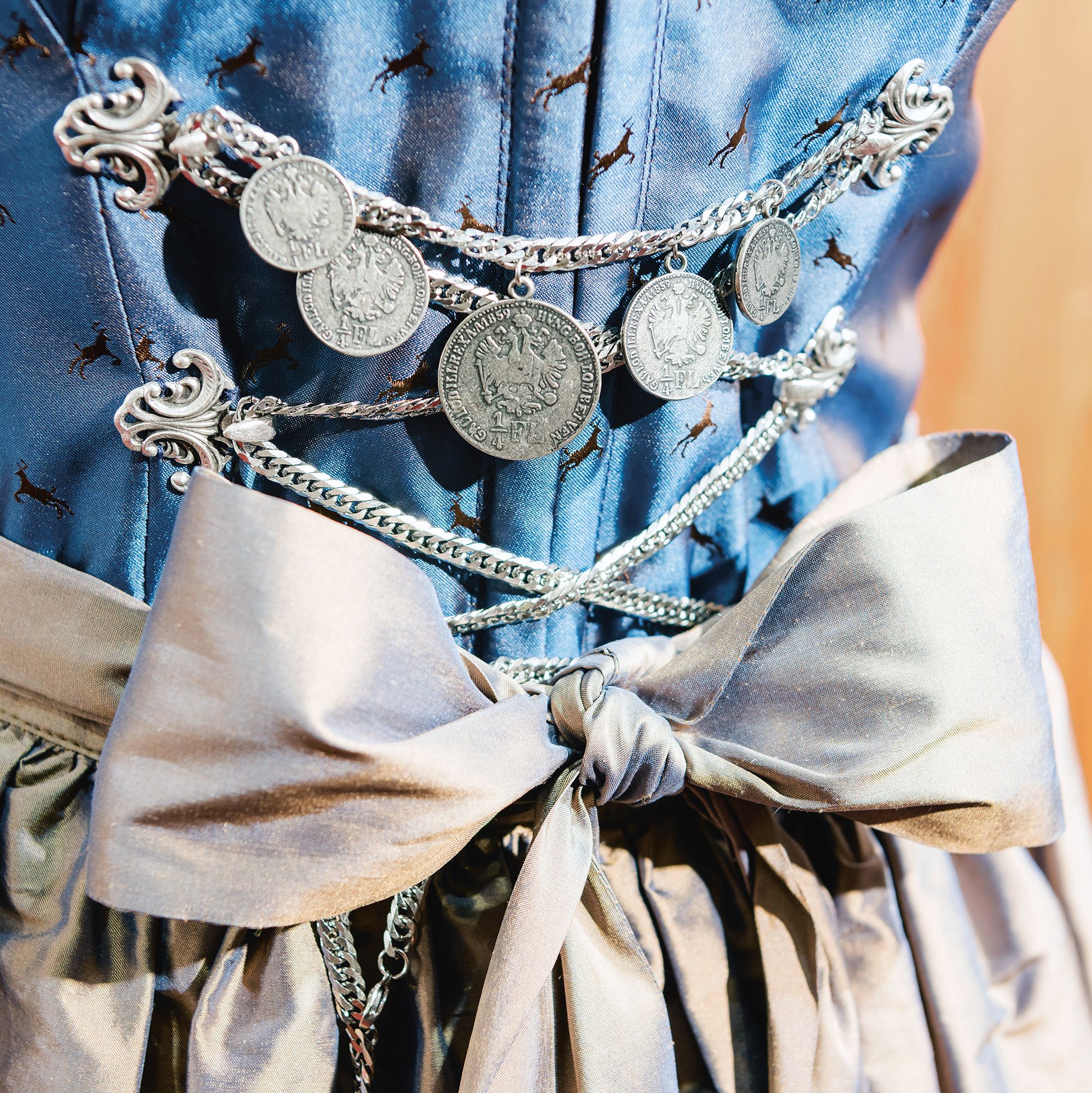 Nahaufnahme eines silbernen Dirndl-Charivari