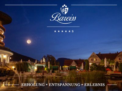 Werbefoto des fünf Sterne Hotels in Bareiss bei Nacht und klarem Vollmond
