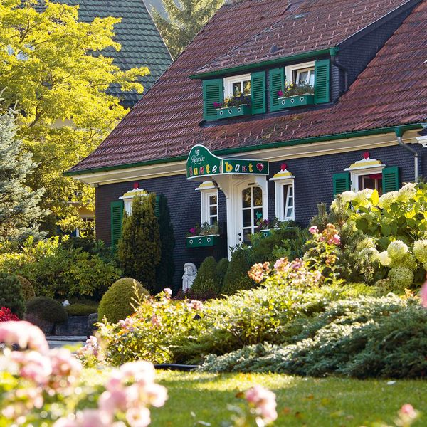 Außenansicht der Villa Kunterbunt in der Kinderdörfle-Erlebniswelt