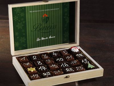 Ein aus Pralinen hergestellter Adventskalender aus der Patisserie des Luxushotels im Schwarzwald 