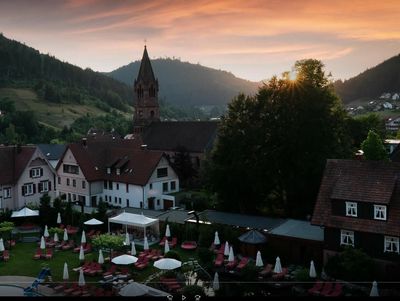 Aufnahme aus der Vogelperspektive des Hotels mit anschließendem Garten