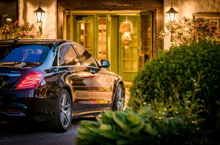 Ein schwarzes Auto in der Einfahrt vom Hotel Baiersbronn