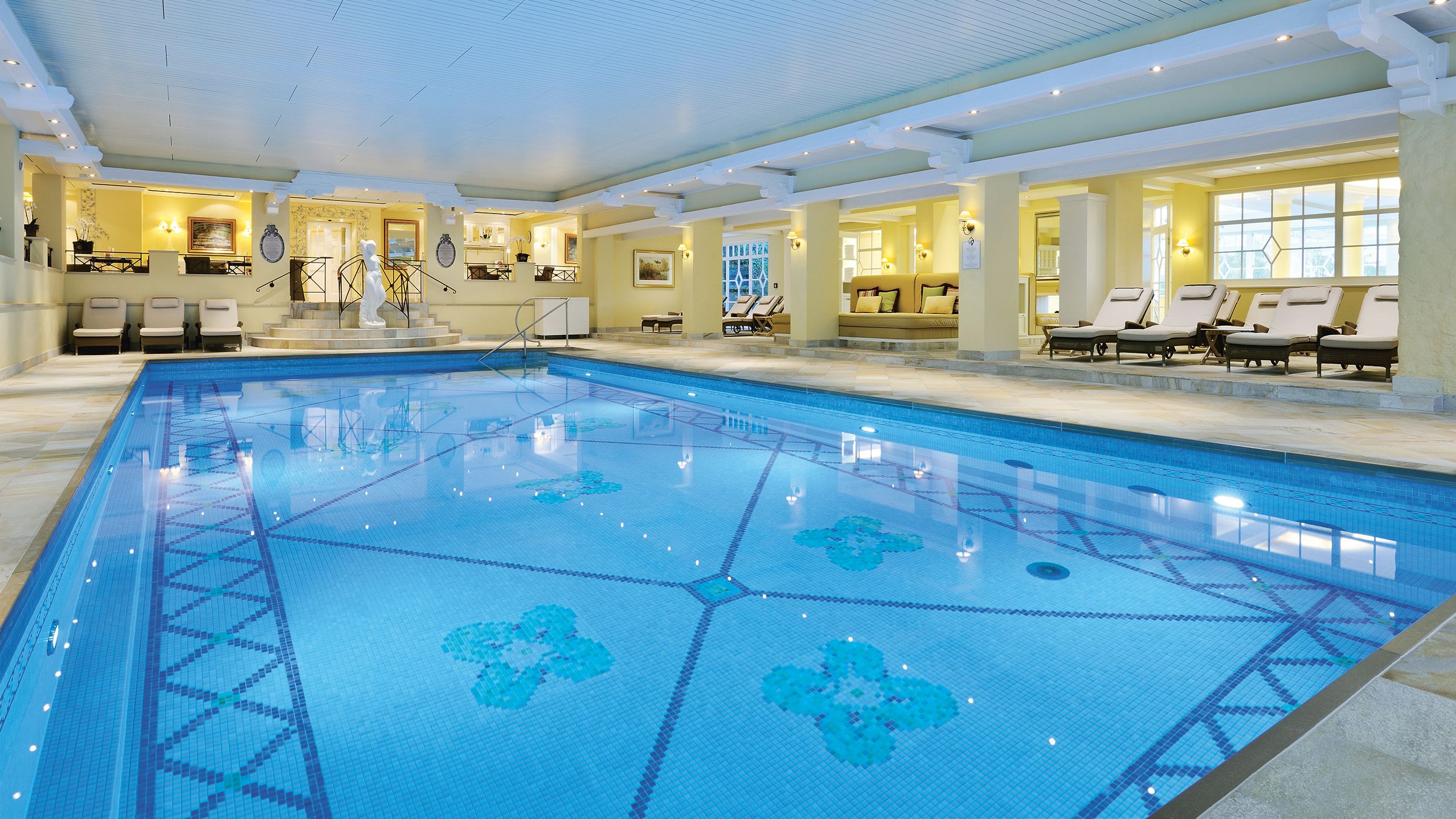 Einblick in den Indoor Süßwasserpool für einen Winterurlaub im Schwarzwald