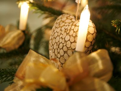 Ein weihnachtlich geschmückter Tannenbaum im Hotel Bareiss