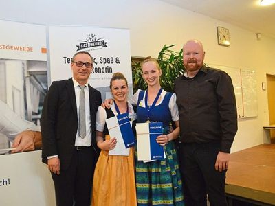 Foto von Ilona Maier und Olivia Aliprandi bei der Ehrung der Jugendmeisterschaften