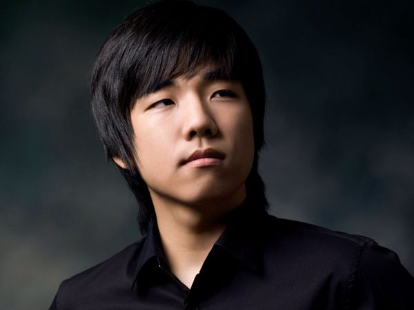 Portrait des Künstlers und Pianisten JeungBeum Sohn