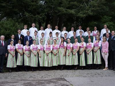 Gruppenfoto des ersten Ausbildungsjahrgangs in traditioneller Tracht