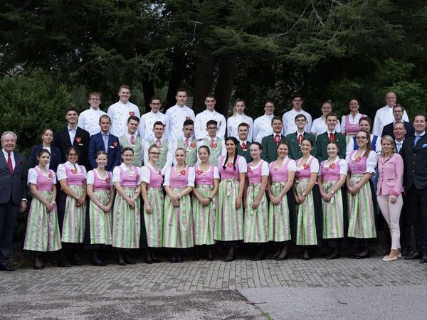 Gruppenfoto des ersten Ausbildungsjahrgangs in traditioneller Tracht