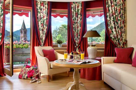 Einblick in einen Wohnbereich eines Zimmers im Luxushotel Schwarzwald