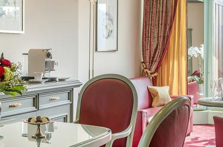 Einblick in den Wohn- und Essbereich der Penthouse Suite I im Haupthaus 