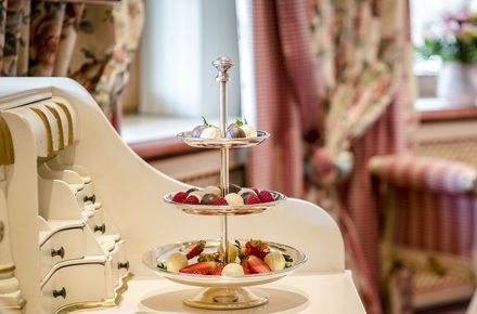 Eine silberne Etagere mit unterschiedlichen Pralinen drauf
