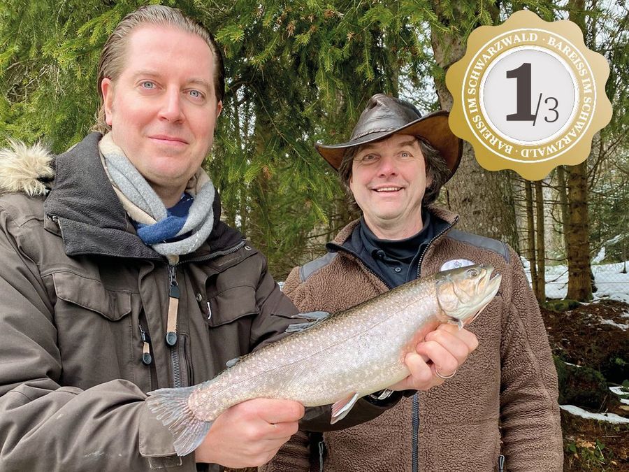 Hannes Bareiss hält eine Forelle in der Hand