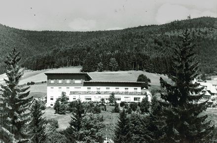 Schwarz/weiß Aufnahme des Hotel Baiersbronn wie es früher aussah
