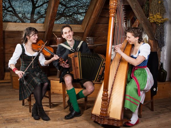 Foto des alpenländischen Trios Unerhört mit ihren Instrumenten