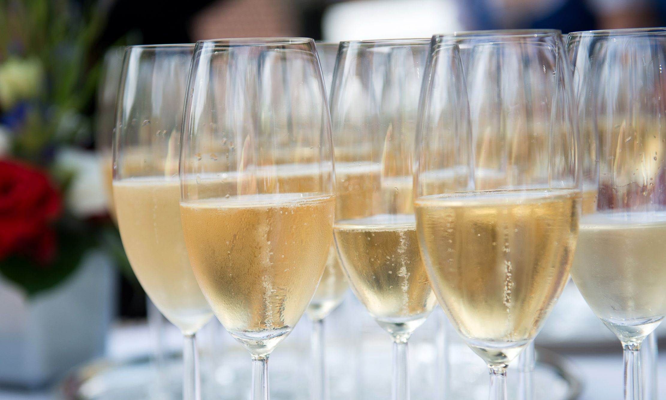 Detailaufnahme von mehreren gefüllten Champagnergläsern