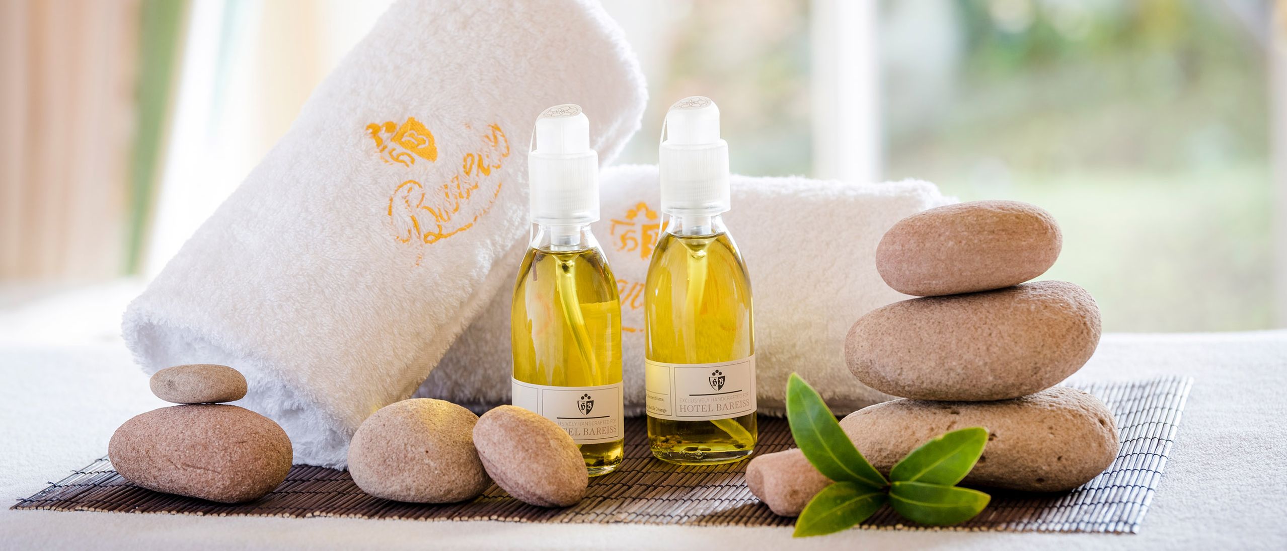 Detailaufnahme von Massagezubehör und Massageölen im Spa Hotel Schwarzwald