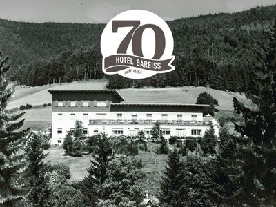 Ein schwarzweiß Bild des 5 Sterne Hotels im Schwarzwald von 1951