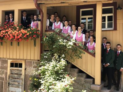 Gruppenfoto der neuen Auszubildenden in traditioneller Tracht