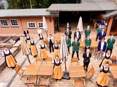 Gruppenfoto der neuen Auszubildenden in traditioneller Tracht