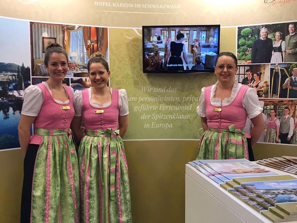 Drei Mitarbeiterinnen im Dirndl auf der Messe "Jobs for future" in Mannheim