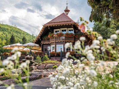 Außenansicht des Forellenhof nmitten des Landschaftsschutzgebiets Buhlbach im Schwarzwald