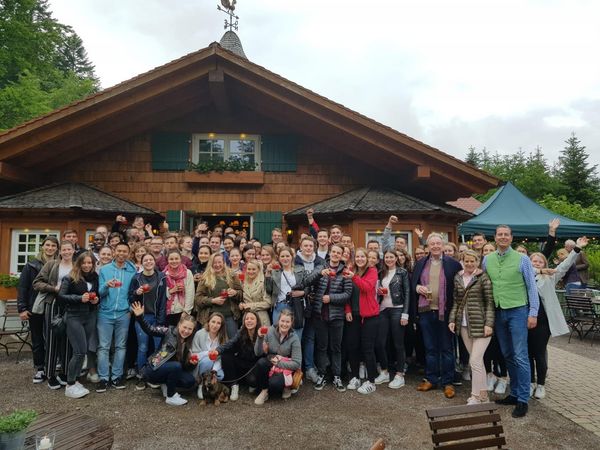 Gruppenfoto von Auszubildenden auf ihrem Azubi-Ausflug