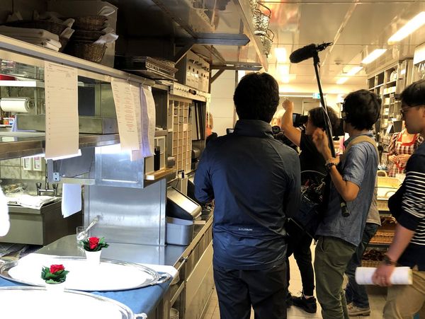 Ein japanisches Fernsehteam beim Filmen in der Küche des Hotels