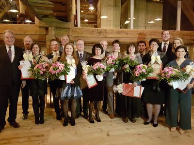 Teamfoto einer Mitarbeiter-Ehrung der treuen und langjährigen Mitarbeiter